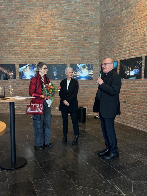 Eröffnung der Ausstellung DUST / OXYGEN mit (v.l.) Künstlerin Sonja Toepfer, Kuratorin und Studienleiterin Prof. Dr. Stefanie Lieb und Akademiedirektor Msgr. Dr. Michael Menke-Peitzmeyer; Foto: Sinilha Lastivka