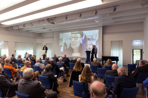 Prof. Dr. Dr. h.c. Eveline Goodman-Thau per Video zugeschaltet im Gespräch mit Prof. Dr. Stefanie Lieb (Foto: © Mike Siepmann)