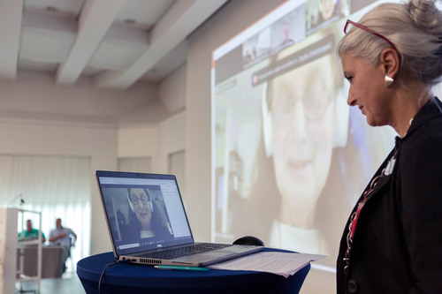 Prof. Dr. Dr. h.c. Eveline Goodman-Thau per Video zugeschaltet im Gespräch mit Prof. Dr. Stefanie Lieb (Foto: © Mike Siepmann)