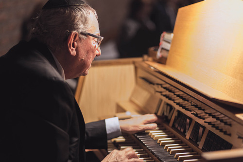 Prof. Dr. Andor Izsák an der Orgel der Akademiekapelle (Foto: © Mike Siepmann)