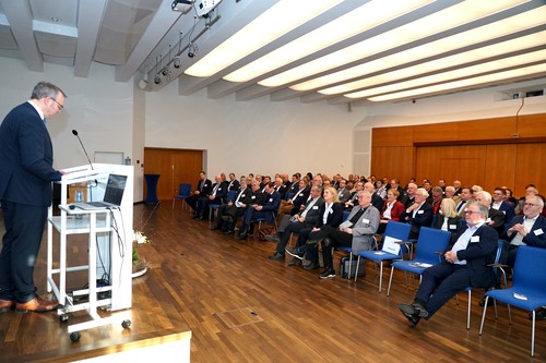 Zahlreiche Teilnehmende konnte Marcus Baumann-Gretza, Justiziar des Erzbistums Paderborn (links), zur diesjährigen Juristentagung in der Katholischen Akademie Schwerte willkommen heißen. Foto: Michael Bodin / Erzbistum Paderborn