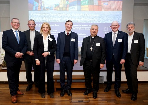 18. Juristentag im Erzbistum Paderborn (v.l.): Marcus Baumann-Gretza (Justiziar d. Erzbistums Paderborn), Prälat Dr. Peter Klasvogt (Akademiedirektor), Iris Plöger (BDI), Prof. Dr. Matthias Knauf (Jena) und Prof. em. Dr. Gerhard Kruip (Mainz), Foto: Bodin