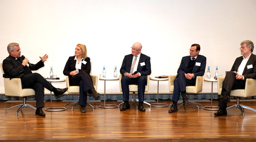 Podiumsgespräch (v.l.): Erzbischof Dr. Udo Markus Bentz, Iris Plöger (BDI), Dr. Hans-Jürgen Schlinkert (Moderation), Prof. Dr. Matthias Knauf ( Jena) und Prof. em. Dr. Gerhard Kruip (Mainz). Foto: Michael Bodin / Erzbistum Paderborn