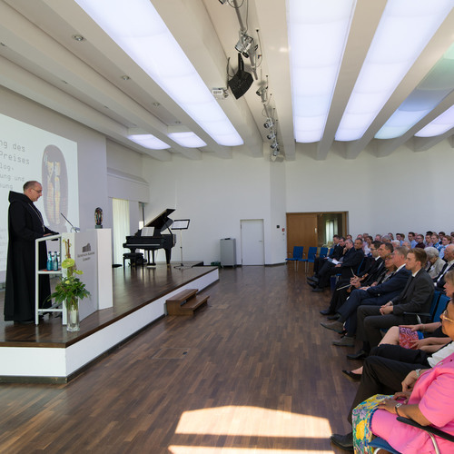 Weihbischof Dr. Dominicus Meier OSB begrüßt das Auditorium