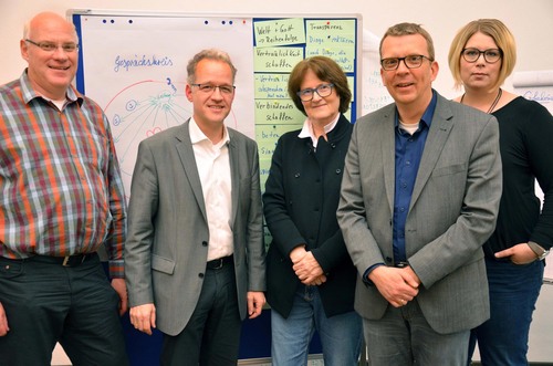 Gestalteten in der Katholischen Akademie Schwerte die Fortbildung »Altenpastoral auf Kurs« (v.l.): Dr. Peter Bromkamp, Dr. Ulrich Dickmann, Prof. Dr. Elisabeth Bubolz-Lutz, Prof. Dr. Ulrich Feeser-Lichterfeld und Marén Feldhaus. (Foto: pdp) 