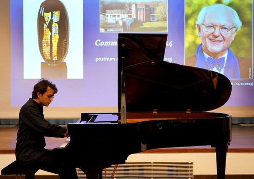 Vor dem Bild des verstorbenen Preisträgers Franz Xaver Ohnesorg ließ der junge Pianist Lorenzo Soulès am Flügel die Erinnerung »an einen wunderbaren warmherzigen Menschen nachklingen«. Foto: Michael Bodin / Erzbistum Paderborn