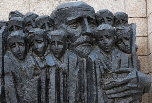 mal in Yad Vashem zeigt den Kinderarzt Janusz Korczak, der freiwillig die Kinder seines Waisenhauses aus dem Warschauer Ghetto mit in den Tod begleitete)