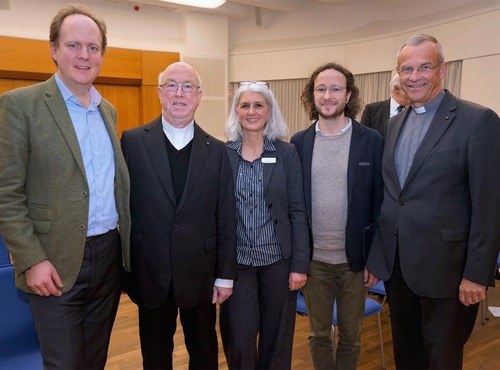 Dreikönigsempfang in der Katholischen Akademie Schwerte (v.l.): Dr. Raphael von Hoensbroech, Erzbischof em. Hans-Josef Becker, Apl. Prof. Dr. Stefanie Lieb, Martin Helmchen und Akademiedirektor Prälat Dr. Peter Klasvogt. Foto: Michael Bodin / Erzbistum Pa