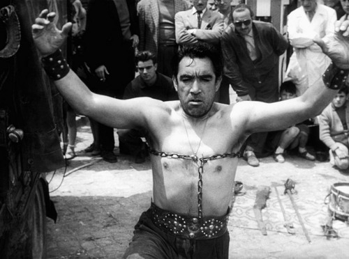 Anthony Quinn als Zampano in "La Strada" © Constantin, IMAGO / Cinema Publishers Collection 