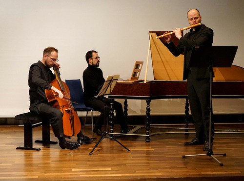 »Bach meets Triegel« war der Auftritt des Cicerone Ensemble überschrieben mit (v.l.) Adrian Cygan (Barockcello), Andreas Gilger (Cembalo) und Thomas Wormitt (Traversflöte). Foto: Michael Bodin / Erzbistum Paderborn 