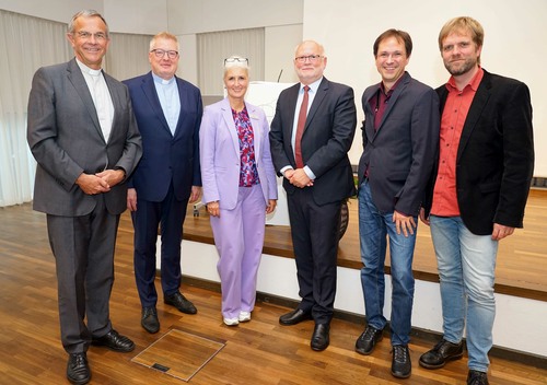 (v.l.): Akademiedirektor Prälat Dr. Peter Klasvogt, Diözesanadministrator Monsignore Dr. Michael Bredeck, Studienleiterin Apl. Prof. Dr. Stefanie Lieb, Prof. em. Dr. Rainer Bucher, Matthias Keidel und Georg Dybowski (Duo Chamber Jazz). Foto: Michael Bodin