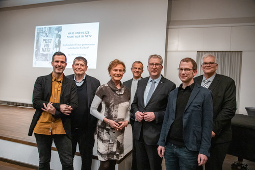 v.l.n.r. Hannes Ley (ichbinhier e.V.), Egbert Neuhaus (Vorsitzender Unternehmensverband Westfalen-Mitte), Birgit Cirullies (Oberstaatsanwältin a.D.), Dr. Peter Klasvogt (Direktor der Katholischen Akademie Schwerte), Regierungspräsident Hermann-Josef Klü