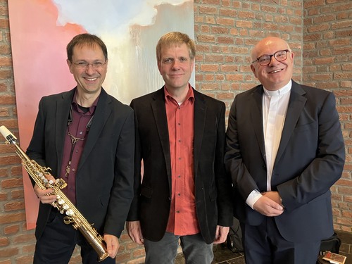 Matthias Keidel (sax), Georg Dybowski (guitar, voice) und Direktor Dr. Michael Menke-Peitzmeyer, Foto: Kath. Akademie Schwerte