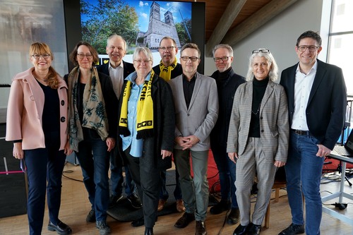 (v.l.): Diözesanbaumeisterin Carmen Matery-Meding, PD Dr. Beate Löffler, Prof. Dr. Christoph Stiegemann, Prof. Dr. Barbara Welzel, Karsten Haug, Ludger Schwarze-Blanke, Heiner Reitemeyer, Prof. Dr. Stefanie Lieb, Daniel Schröter; Foto: Michael Bodin
