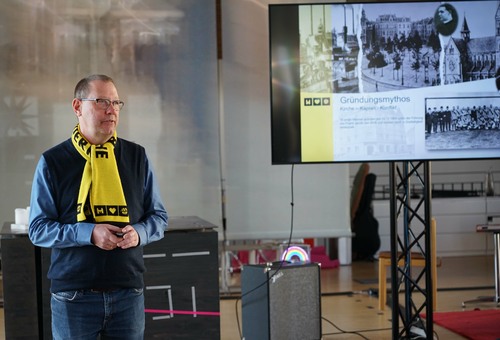 Karsten Haug von der Projektleitung der BVB-Gründerkirche stellte die Idee von den Anfängen her vor. Foto: Michael Bodin / Erzbistum Paderborn