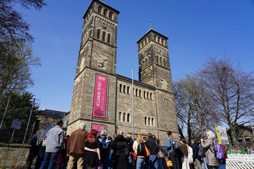 Teilnehmerinnen und Teilnehmer der Tagung »Kirche weitergebaut« informierten sich in Dortmund über das Projekt »BVB-Gründerkirche« Foto: Michael Bodin / Erzbistum Paderborn