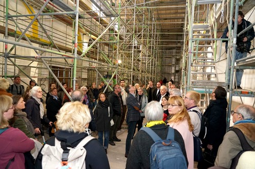 Teilnehmerinnen und Teilnehmer der Tagung »Kirche weitergebaut« auf der Baustelle der BVB-Gründerkirche in Dortmund. Foto: Michael Bodin / Erzbistum Paderborn