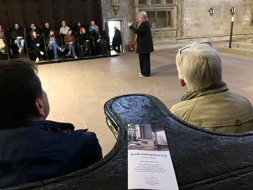 Prof. Dr. Barbara Welzel stellt Erinnerungsorte in der Reinoldikirche in Dortmund vor, Foto: Stefanie Lieb