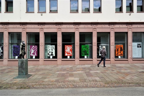 Bilderserie "Tugend & Sünde" in den Ausstellungsfenstern der BKC Paderborn (Foto: Nana Bastrup)