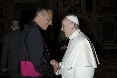 Prälat Dr. Peter Klasvogt im Gespräch mit Papst Franziskus (Foto: privat)