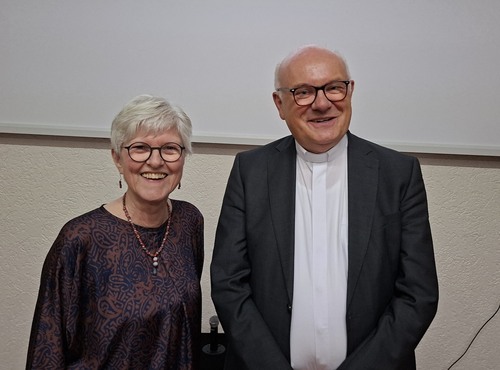 Nach dem Vortrag miteinander im Gespräch: Mariele Rupieper und Msgr. Dr. Michael Menke-Peitzmeyer (Foto: privat)