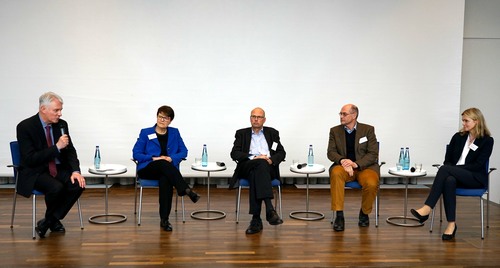 Diskussion beim 16. Juristentag in der Katholischen Akademie Schwerte (v.l.): Prof. Dr. Andreas Haratsch, Prof. Dr. Adelheid Puttler, Norbert Koster, Prof. Dr. Heinz-Gerhard Justenhoven und OLG-Präsidentin Gudrun Schäpers. (© Michael Bodin/Erzb. Paderborn