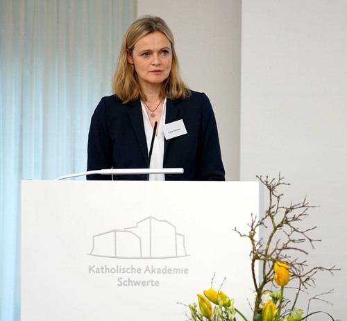 Gudrun Schäpers, Präsidentin des Oberlandesgerichts Hamm, verlas die Rede von Dr. Benjamin Limbach, Minister der Justiz des Landes Nordrhein-Westfalen, der kurzfristig absagen musste. (© Michael Bodin/Erzb. Paderborn)