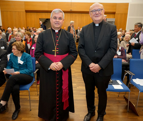 Erzbischof Dr. Udo Markus Bentz (links) führte am Sonntag Domkapitular Monsignore Dr. Michael Menke-Peitzmeyer als neuen Direktor der Katholischen Akademie Schwerte ein. Foto: Michael Bodin / Erzbistum Paderborn