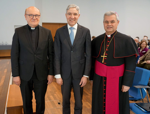 Dreikönigsempfang 2026 in der Katholischen Akademie Schwerte (v.l.): Akademiedirektor Monsignore Dr. Michael Menke-Peitzmeyer, Prof. Dr. Stephan Harbarth und Erzbischof Dr. Udo Markus Bentz. Foto: Michael Bodin / Erzbistum Paderborn