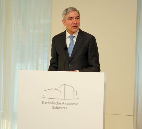 Professor Dr. Stephan Harbarth, Präsident des Bundesverfassungsgerichts, referierte beim Dreikönigsempfang in der Katholischen Akademie Schwerte zum Thema »Das Grundgesetz in Zeiten von Wandel und Krisen«. Foto: Michael Bodin / Erzbistum Paderborn