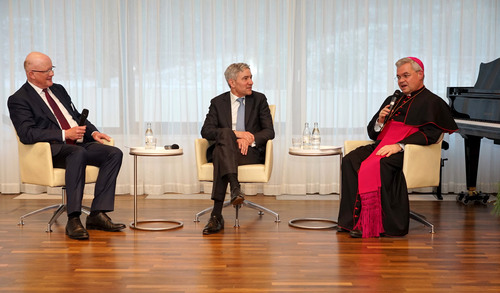 Im Podiumsgespräch unter Leitung von Dr. Hans-Jürgen Schlinkert vertieften der Präsident des Bundesverfassungsgerichts und der Paderborner Erzbischof (v.l.) die Frage nach der Rolle der Kirchen im demokratischen Diskurs. Foto: Michael Bodin / Erzbistum PB