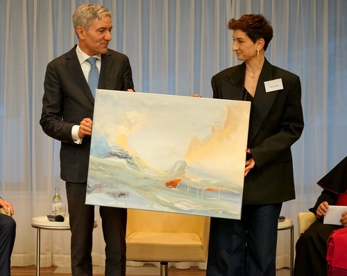 Als Gastgeschenk erhielt der Präsident des Bundesverfassungsgerichts ein Bild der ukrainischen Künstlerin Sinilha Lastivka, die seit drei Jahren in Schwerte lebt und 2023 Artist in Residence-Stipendiatin der Akademie war. Foto: Michael Bodin /Erzbistum PB