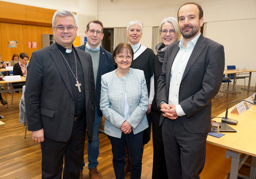 (V.l.): Erzbischof Dr. Udo Markus Bentz, Manuel Rahmann, Monika Schrader-Bewermeier, Prof. em. Dr. Katharina von Kellenbach, Petra Ritter-Osterfeld, Alexander Sperling. Foto: Michael Bodin / Erzbistum Paderborn