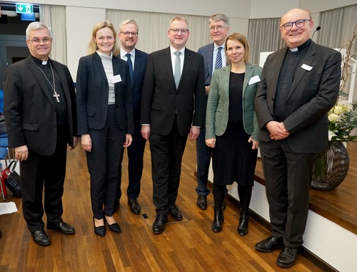 Erzbischof Dr. Udo Markus Bentz, Gudrun Schäpers, Prof. Dr. Nils Goldschmidt, Marcus Baumann-Gretza, Prof. Dr. Christian Waldhoff, Dr. Helene Bubrowski und Akademiedirektor Msgr. Dr. Michael Menke-Peitzmeyer. Foto: Michael Bodin / Erzbistum Paderborn