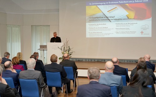 Erzbischof Dr. Udo Markus Bentz begrüßte am Montag 130 Teilnehmerinnen und Teilnehmer zur 19. Juristentagung in der Katholischen Akademie Schwerte. Foto: Michael Bodin / Erzbistum Paderborn