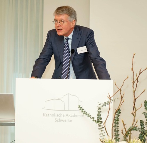 Professor Dr. Christian Waldhoff sprach über die Krise des demokratischen Verfassungsstaates und die Antworten des Grundgesetzes. Foto: Michael Bodin / Erzbistum Paderborn.