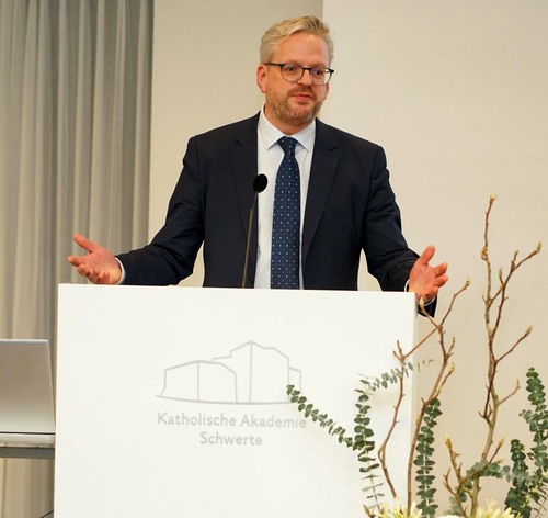 Professor Dr. Nils Goldschmidt betonte den engen Zusammenhang zwischen wirtschaftlicher Entwicklung und gesellschaftlichem Zusammenhalt. Foto: Michael Bodin / Erzbistum Paderborn