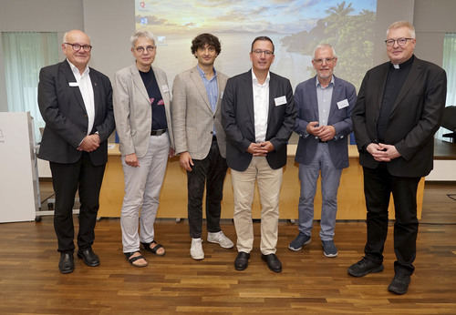 (v.l.): Akademiedirektor Dr. Menke-Peitzmeyer, Dr. Fleckenstein (stv. Vorsitzende d. Kommission für Kirchl. Zeitgeschichte), Dr. Rüschenschmidt, Dr. Markus Leniger, Dr. Georg Pahlke, Generalvikar Dr. Bredeck. Foto: Michael Bodin / Erzbistum Paderborn