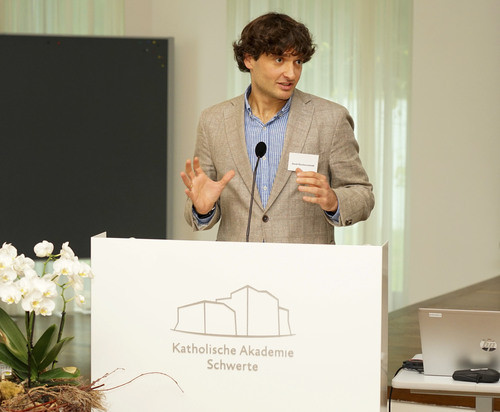 Dr. David Rüschenschmidt (Hamburg) sprach über Jugend, Studium und Vikariat von Franz Hengsbachs. Foto: Michael Bodin / Erzbistum Paderborn