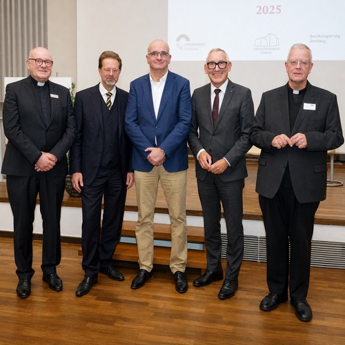 (v.l.): Akademiedirektor Msgr. Dr. Michael Menke-Peitzmeyer, Markus Dürkes (Vorsitzender Unternehmensverband Westfalen-Mitte), Professor Dr. Manfred Bayer, Regierungspräsident Heinrich Böckelühr (Bezirksregierung Arnsberg) und Weihbischof Matthias König.