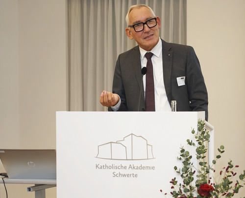 Regierungspräsident Heinrich Böckelühr hieß in der Katholischen Akademie Schwerte Gäste aus Politik, Wirtschaft und Kirche zum 17. WerteDialog willkommen. Foto: Michael Bodin / Erzbistum Paderborn