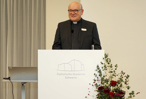 Akademiedirektor Msgr. Dr. Michael Menke-Peitzmeyer führte in einer inhaltlichen Begrüßung in das Thema des WerteDialogs »KI – Fluch oder Segen?« ein. Foto: Michael Bodin / Erzbistum Paderborn