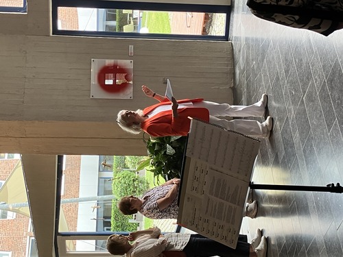 Studienleiterin Prof.in Dr. Stefanie Lieb führte in das Kunstwerk ein. (Foto:privat)