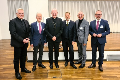 V. links: Generalvikar Dr. Michael Bredeck, Dr. Ulrich Dickmann, Bischof Dr. Franz-Josef Overbeck, Markus Dürkes (Vorsitzender des Unternehmensverbandes Westfalen-Mitte, Regierungspräsident Heinrich Böckelühr, Dr. Volker Verch (Geschäftsführer des UVMW)