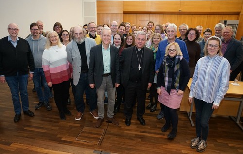 Erzbischof Dr. Udo Markus Bentz (vorne 3.v.r.) besuchte am Mittwochabend die Jahrestagung der Vereinigung katholischer Religionslehrerinnen und -lehrer an Gymnasien und Gesamtschulen im Erzbistum Paderborn (VKRG) in der Katholischen Akademie Schwerte. Fot