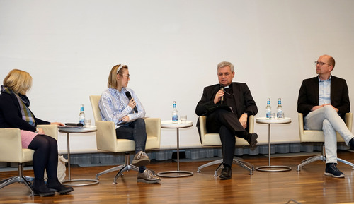 Gespräch über Religionsunterricht (v.l.): Johanna Magiera-Rammert (VKRG), Theresa Schröder-Heil (VKRG), Erzbischof Dr. Udo Markus Bentz und Dr. Stefan Klug, (Bereich Schule und Hochschule im Erzbistum Paderborn). Foto: Michael Bodin / Erzbistum Paderborn