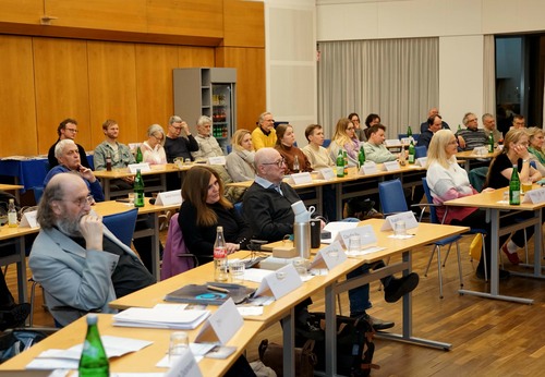 Teilnehmerinnen und Teilnehmer der Jahrestagung der Vereinigung katholischer Religionslehrerinnen und -lehrer an Gymnasien und Gesamtschulen im Erzbistum Paderborn (VKRG) in der Katholischen Akademie Schwerte. Foto: Michael Bodin / Erzbistum Paderborn 