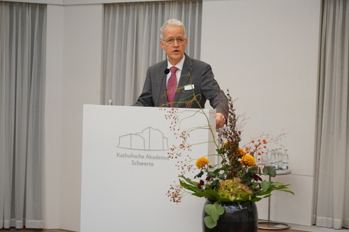 Dr. Ulrich Dickmann, stellv. Akademiedirektor, begrüßte die Gäste und den neuen Akademiedirektor. Foto: Michael Bodin / Erzbistum Paderborn