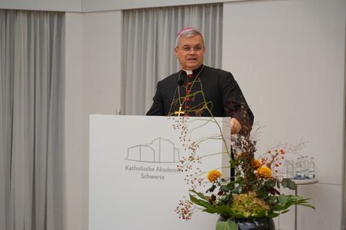 Erzbischof Dr. Udo Markus Bentz führte Msgr. Dr. Michael Menke-Peitzmeyer in sein neues Amt ein. Foto: Michael Bodin / Erzbistum Paderborn