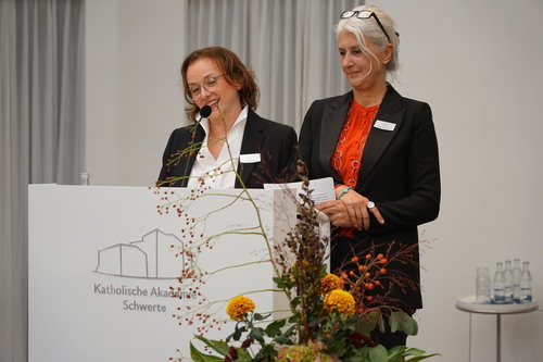 Gabriela Kolodziej, Vorsitzende der Mitarbeitendenvertretung, (links) und Prof. Dr. Stefanie Lieb, Studienleiterin für Kunst und Kultur, hießen den neuen Direktor für die Mitarbeitenden der Akademie willkommen. Foto: Michael Bodin / Erzbistum Paderborn